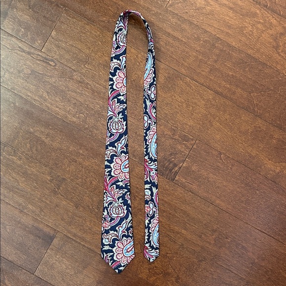 Lauren, Ralph Lauren 100% Silk Elegant Paisley Men's Tie in Red and Blue - Picture 4 of 11